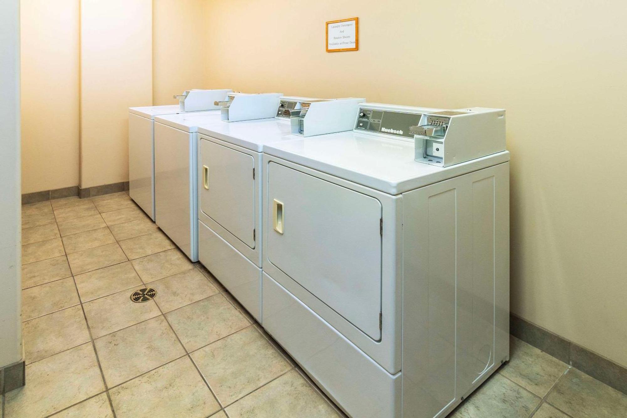 Comfort Inn & Suites Salmon Arm Buitenkant foto