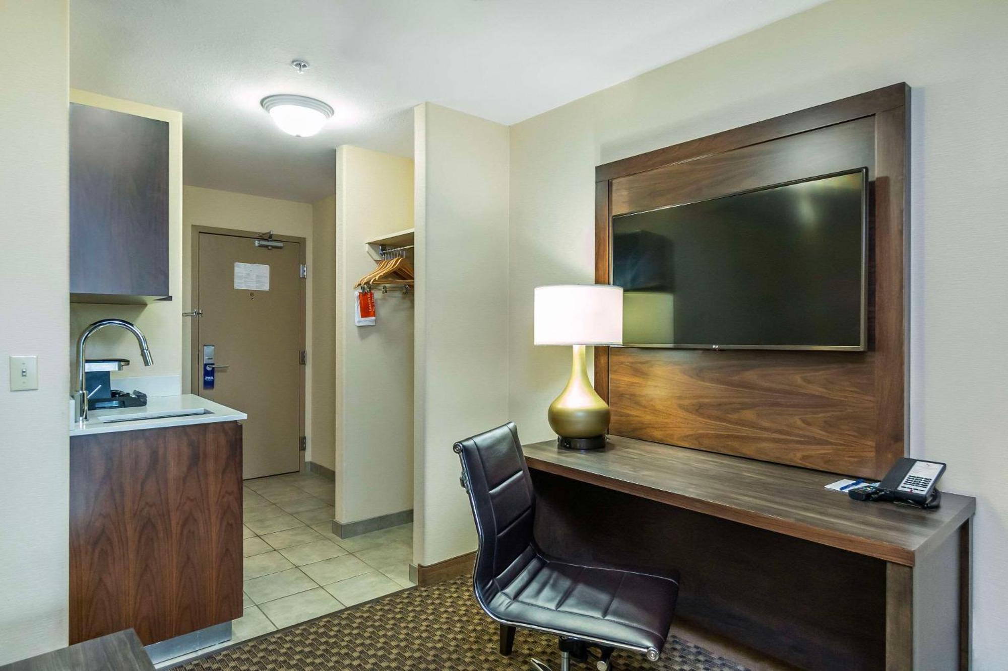 Comfort Inn & Suites Salmon Arm Buitenkant foto