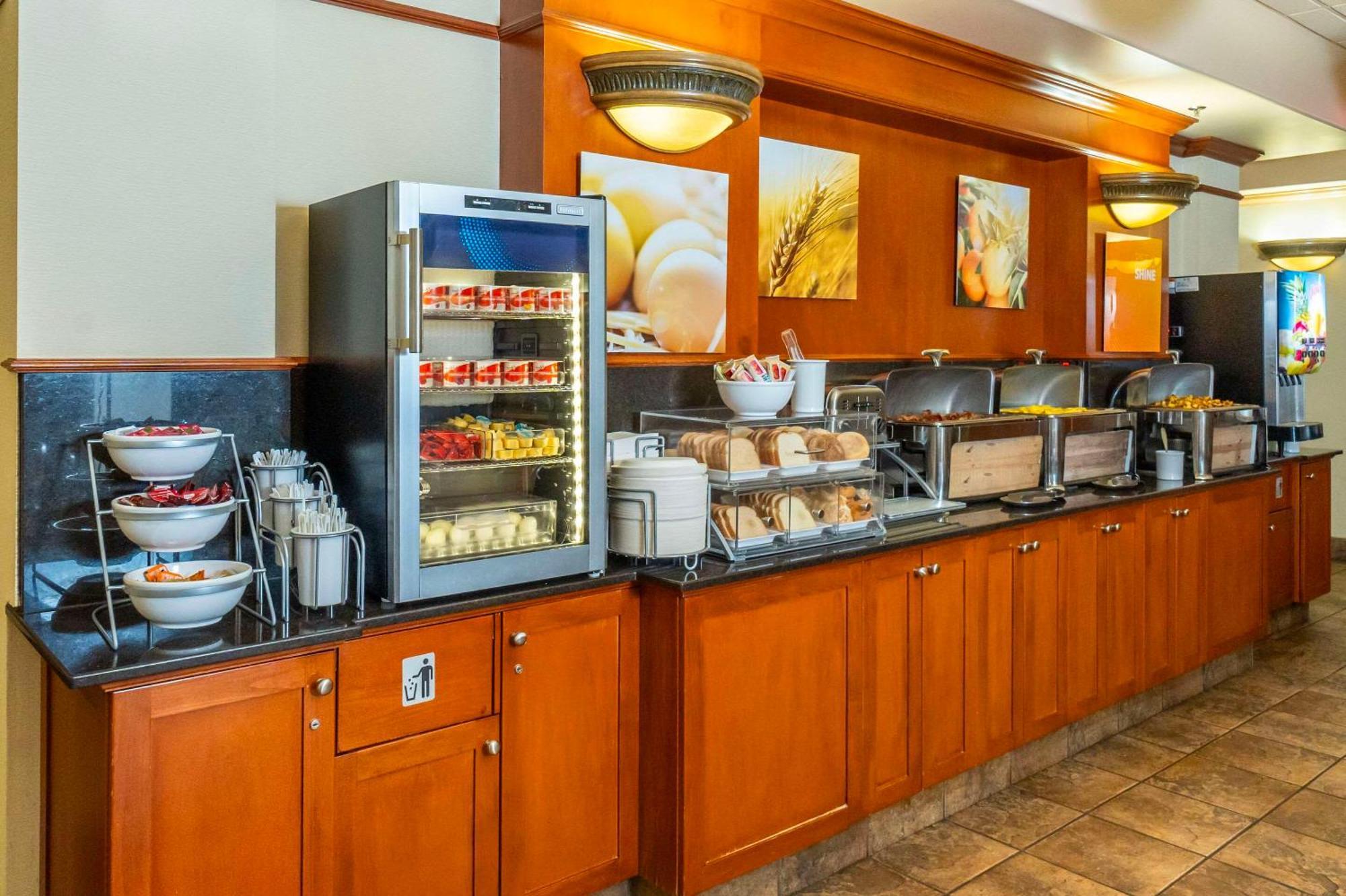 Comfort Inn & Suites Salmon Arm Buitenkant foto
