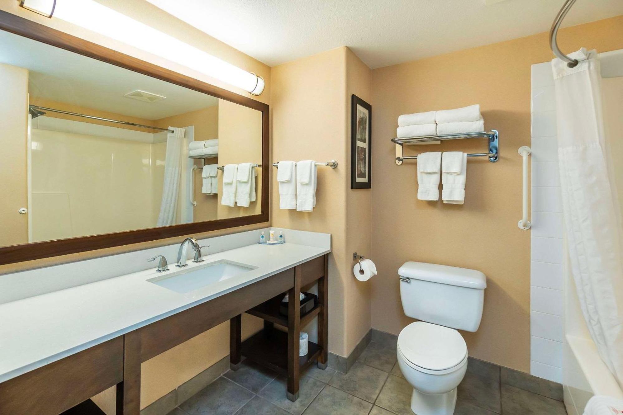 Comfort Inn & Suites Salmon Arm Buitenkant foto