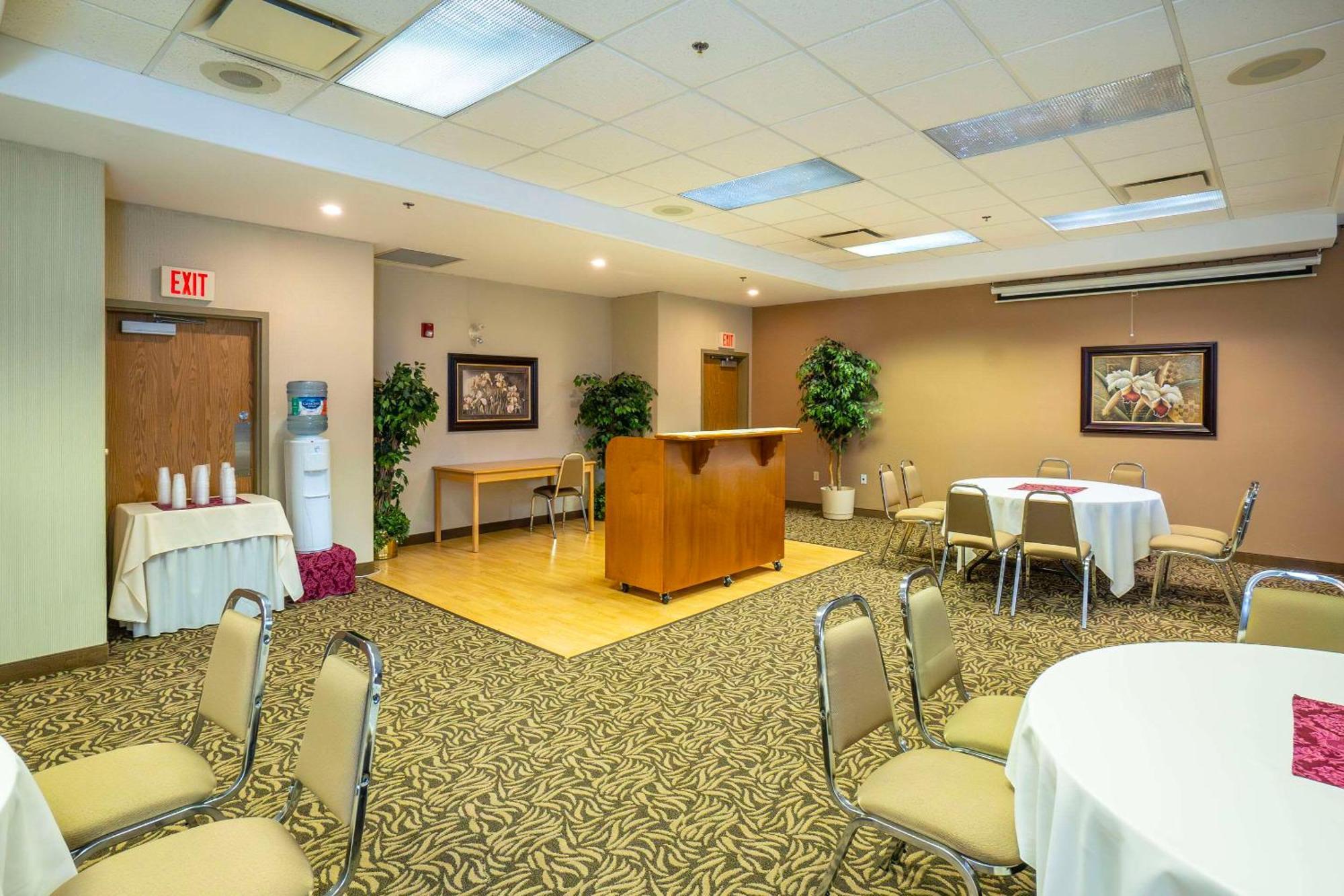 Comfort Inn & Suites Salmon Arm Buitenkant foto
