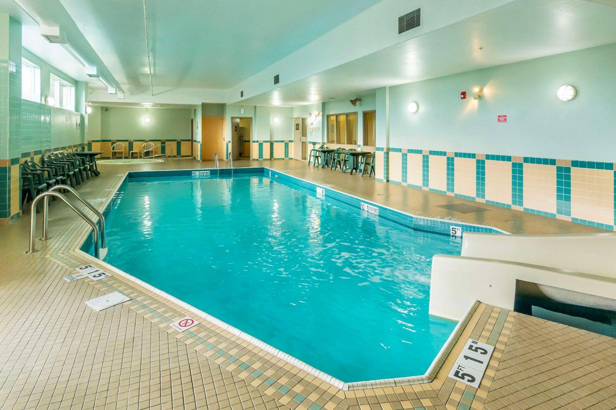 Comfort Inn & Suites Salmon Arm Buitenkant foto