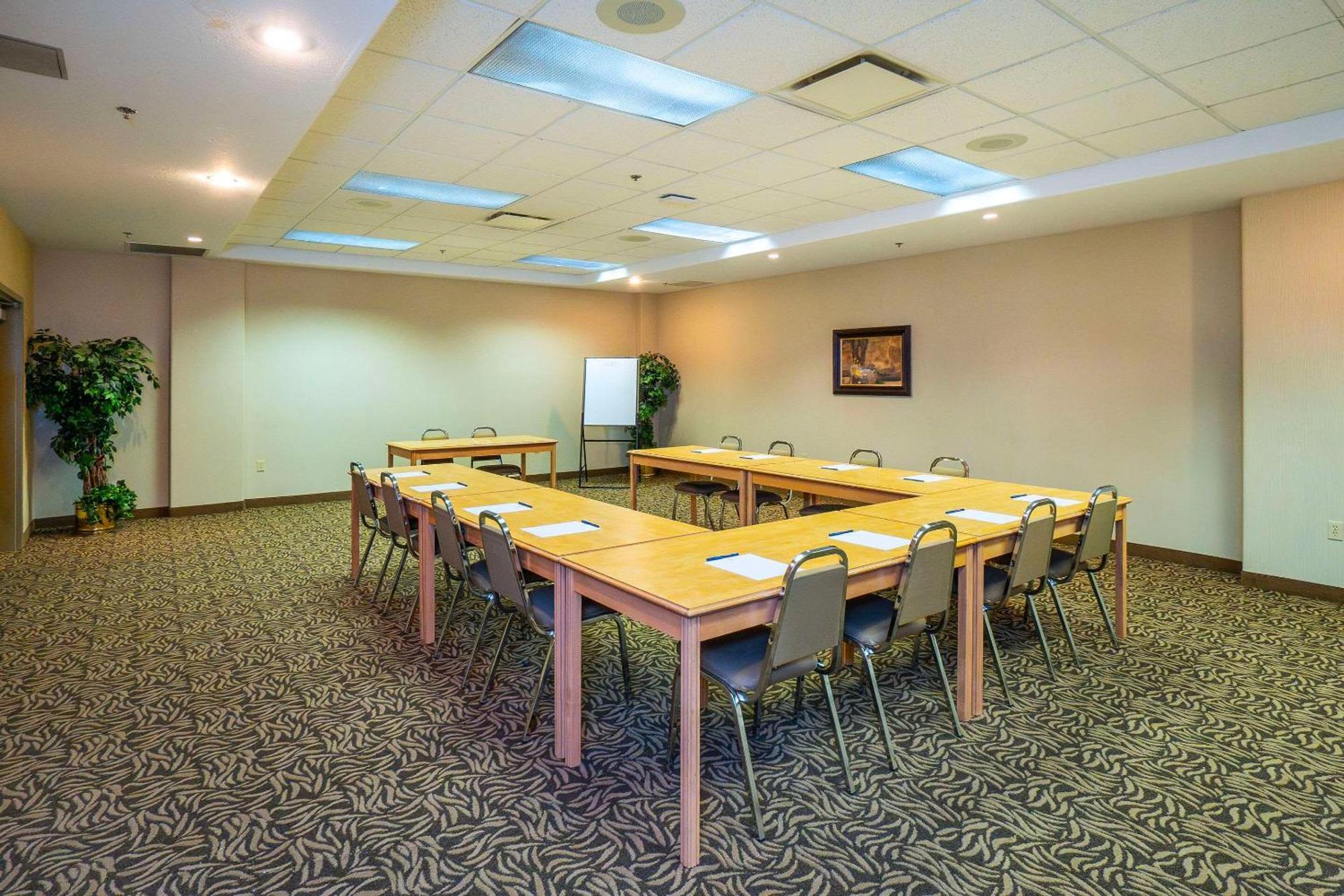 Comfort Inn & Suites Salmon Arm Buitenkant foto