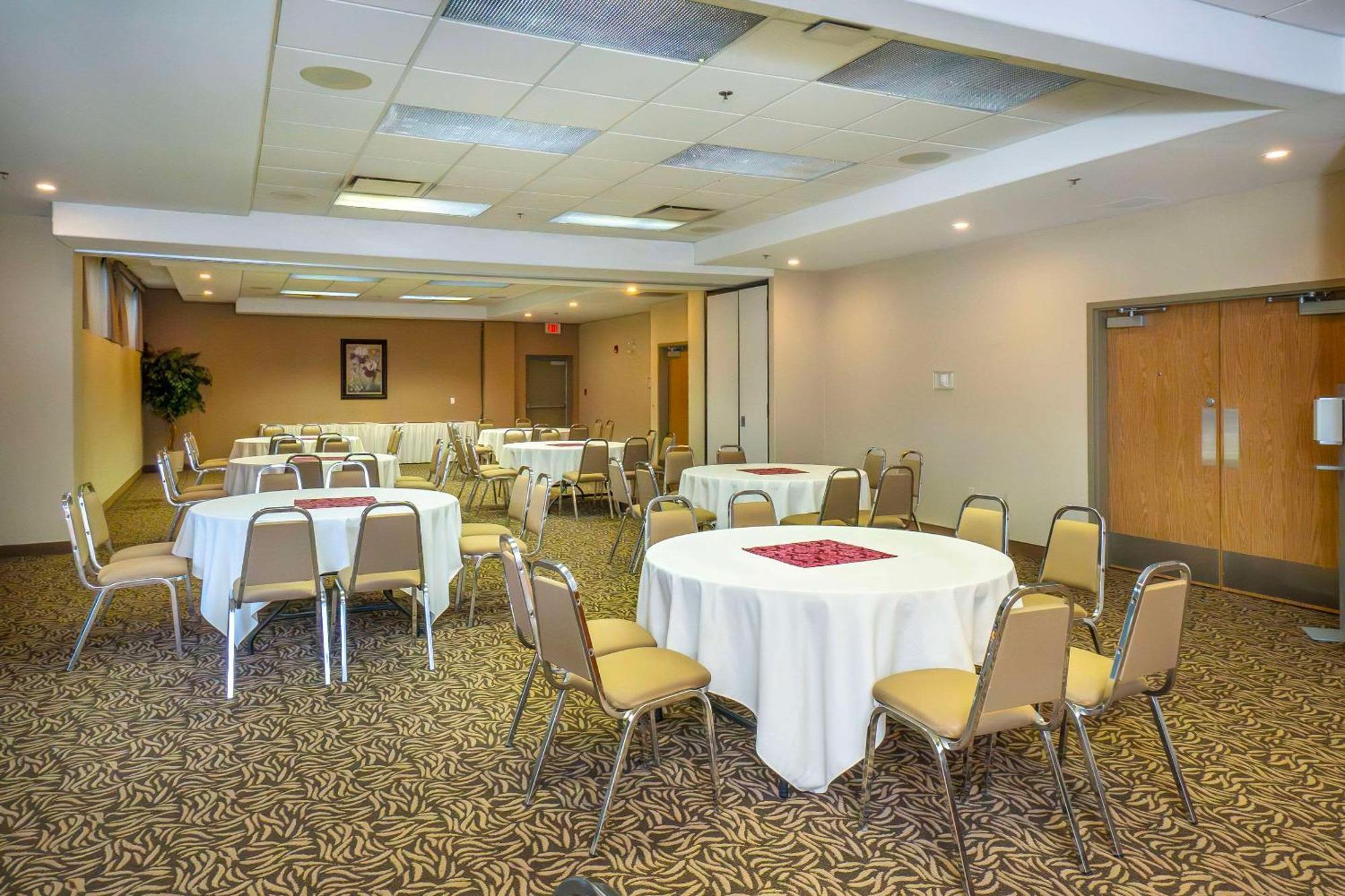 Comfort Inn & Suites Salmon Arm Buitenkant foto