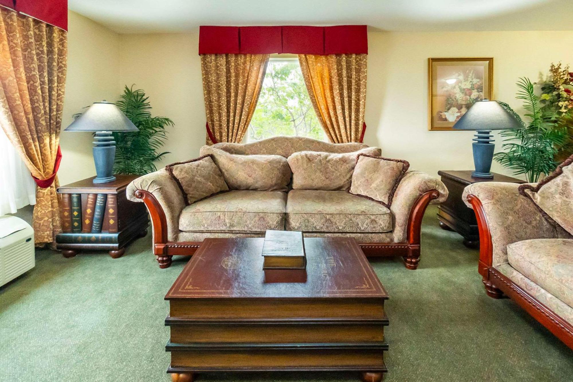 Comfort Inn & Suites Salmon Arm Buitenkant foto