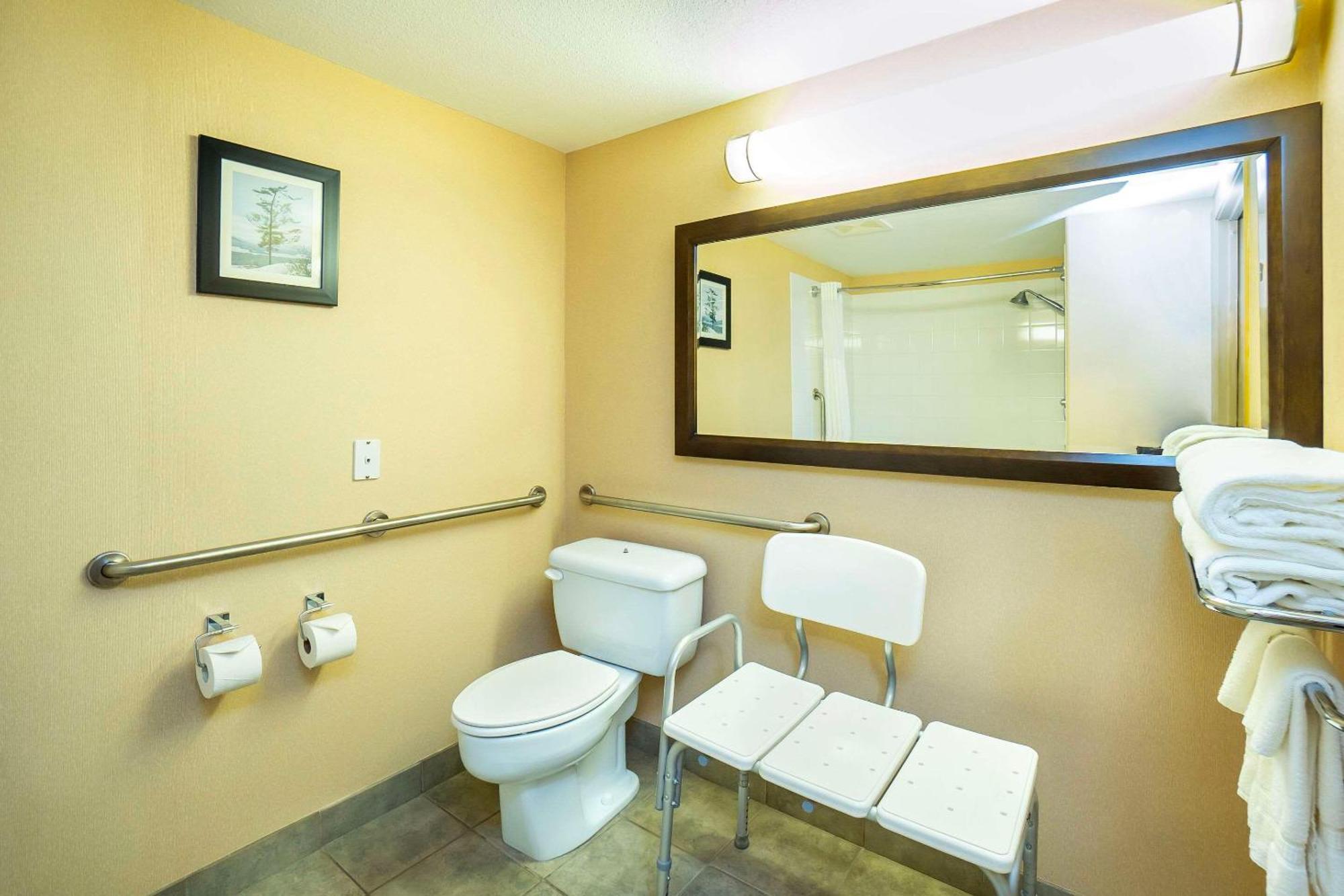 Comfort Inn & Suites Salmon Arm Buitenkant foto